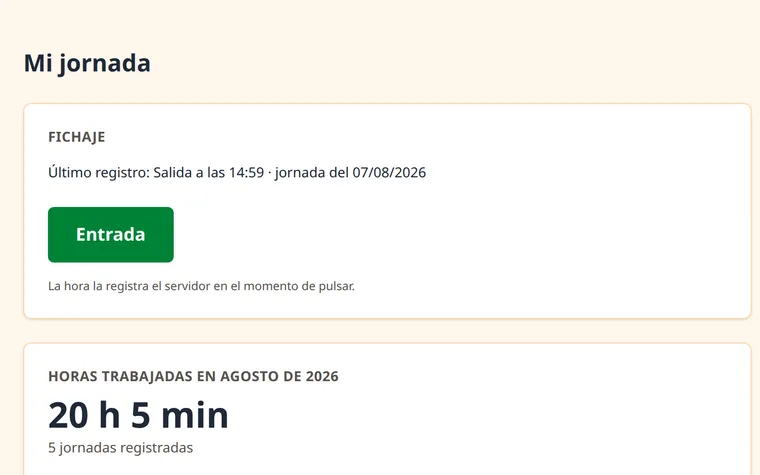 La pantalla «Mi jornada» con un botón grande de entrada y, debajo, las horas trabajadas en lo que va de mes.
