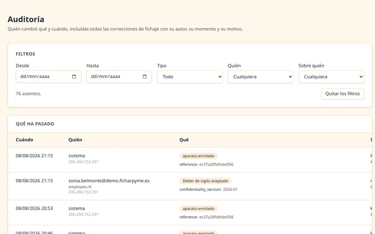 El registro de cambios, con sus filtros arriba y debajo varios asientos de tipos distintos, cada uno con su autor y su fecha.
